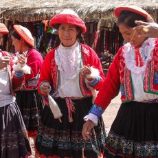 Peruvian women weavers chatting